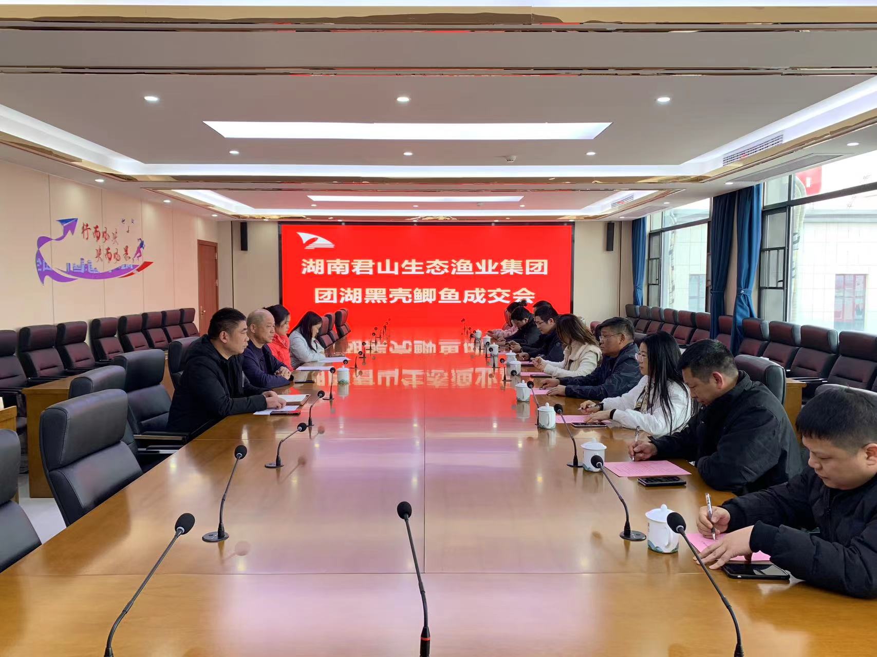 我公司举办团湖黑壳鲫鱼展销会,销售现场十分火爆